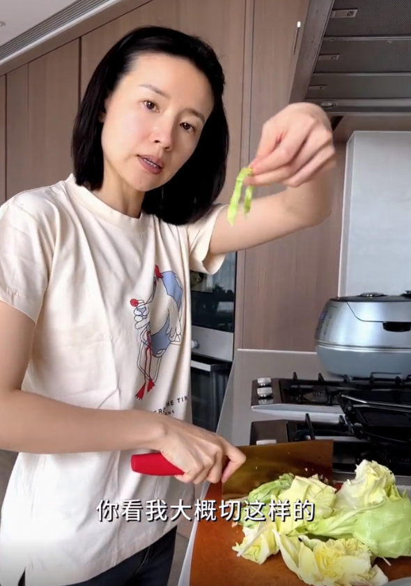 董洁|42岁董洁居家下厨！素颜出镜法令纹明显，13岁儿子顶顶出镜超捧场