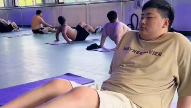 短发 朱之文儿子瘦了近50斤，锻炼视频被发出，换了新发型整个人气质也不一样了