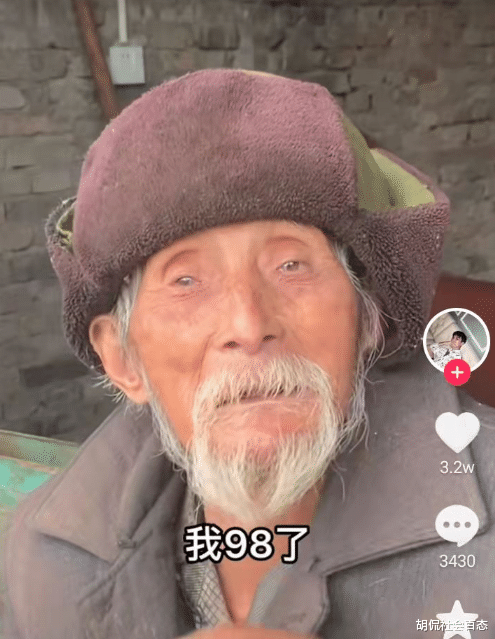 98岁老爷爷吃着“猪食”度余生,网友:他7个儿女的心不会痛吗?