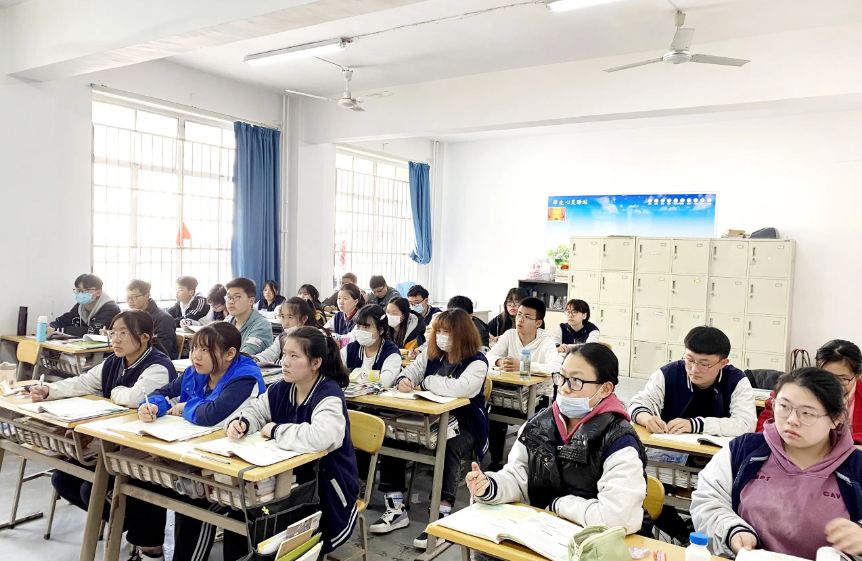 职业教育|“读高中”与“读技校”,未来有何差距?初中生怎么选不犯错?