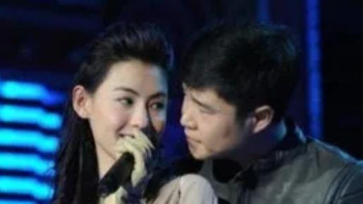 小沈阳|张柏芝与小沈阳同台献唱突然从背后抱住了她，引起了人们的议论纷纷