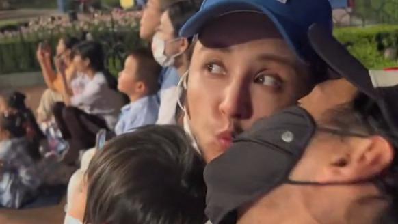 袁弘|袁弘不抱娃喊“累”遭调侃，带妻儿游迪士尼，隔着口罩向二姐索吻