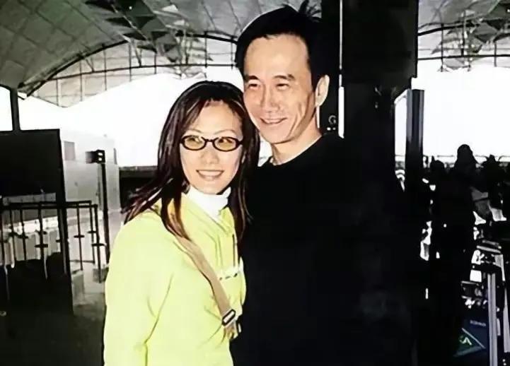 陈慧珊|陈慧珊：两段婚姻三个男人，嫁大11岁经纪人，36岁当母亲也能幸福