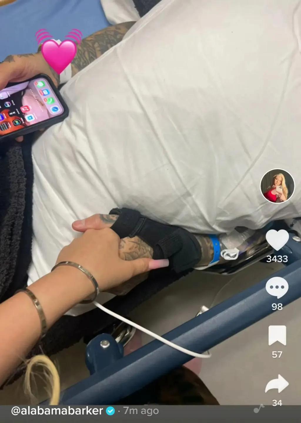 考特尼·卡戴珊|考特尼·卡戴珊新婚老公突发疾病入院,女儿却在抖音上录播跳舞?