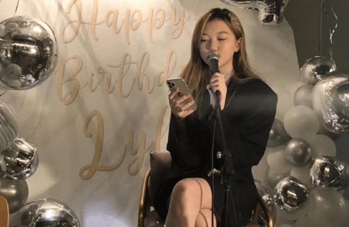 穿衣搭配 李嫣修复嘴唇后放飞自我,穿海军衫制服化身二次元少女,“马蜂腰”抢镜