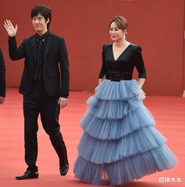 陈都灵|北影节红毯：张天爱直角肩抢镜，李宇春内搭长裙，陈都灵晕妆了