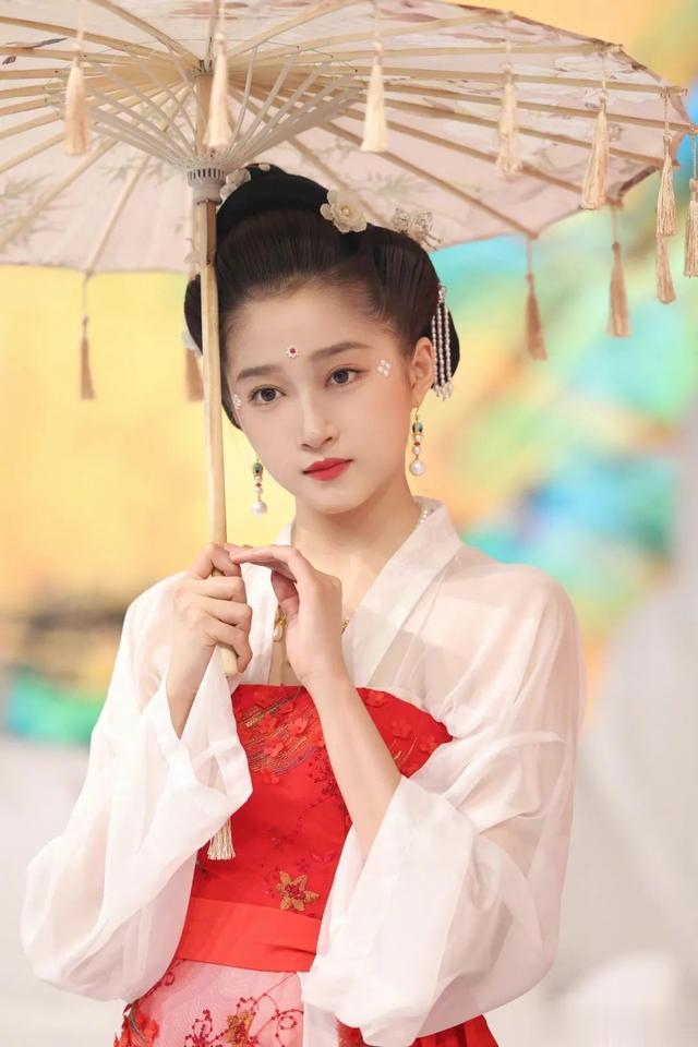 关晓彤|大骨架美女如何极致显瘦？关晓彤算是把身材优势玩明白了