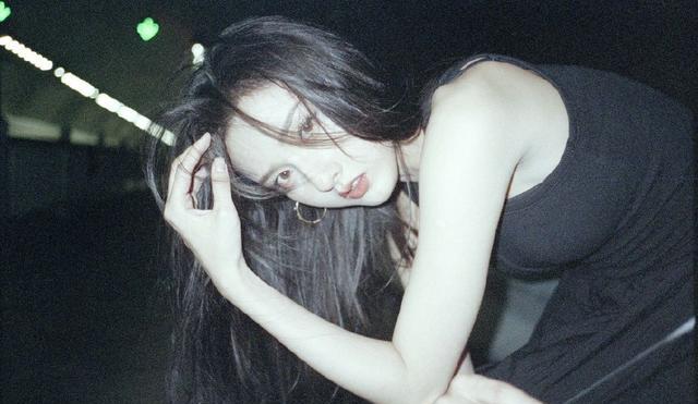 宋祖儿|宋祖儿隧道写真大秀香肩韵味十足！曼妙身材太性感迷人