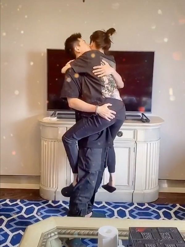 何超莲|赌王千金何超莲疑怀孕!小腹隆起孕肚明显,窦骁停工陪护敲钟祈福