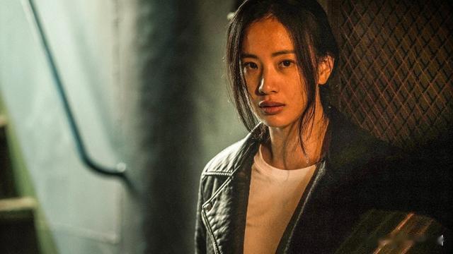 许玮甯|李梦晒游泳视频，穿吊带泳装身材姣好，一双大长腿格外吸睛