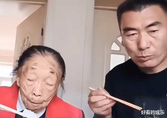 马玉琴夫妇去亲戚家蹭饭,俩人霸占一盘子肘子,网友:真自私
