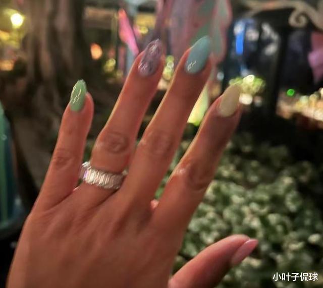 瓦妮莎|瓦妮莎晒婚戒！39岁体重200斤还是抢手货，科比20亿遗产是关键