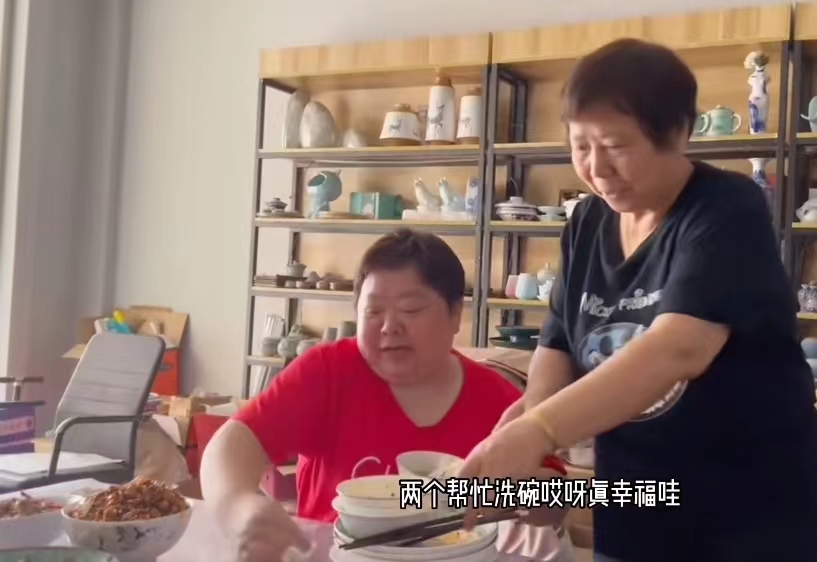 |熊磊开始晒幸福，熊母称幸福是有老娘帮洗碗，熊磊外婆被赞真年轻