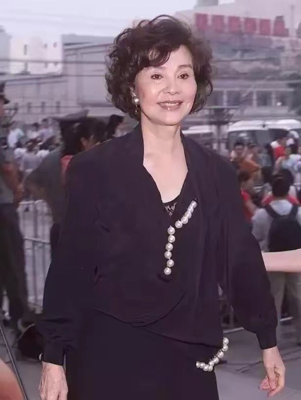 发型 女人上了年纪适合烫“大卷”还是“小卷”？深度分析，很有说服力