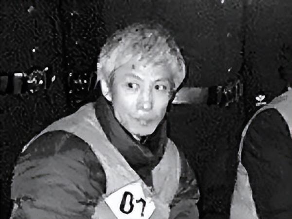 2003年,沈阳黑老大刘涌走下法庭,带到殡仪馆接受死刑前神色恍惚