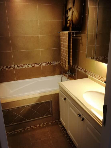 老公坚持把电视墙贴文化砖，我骂他脑子进水，完工后发现我错了！