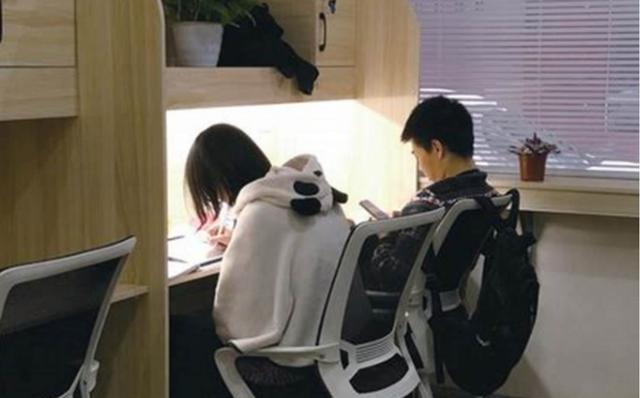 大学生|大学生成“穷忙族”代言人,收入只能勉强维持生活,读书出路在哪