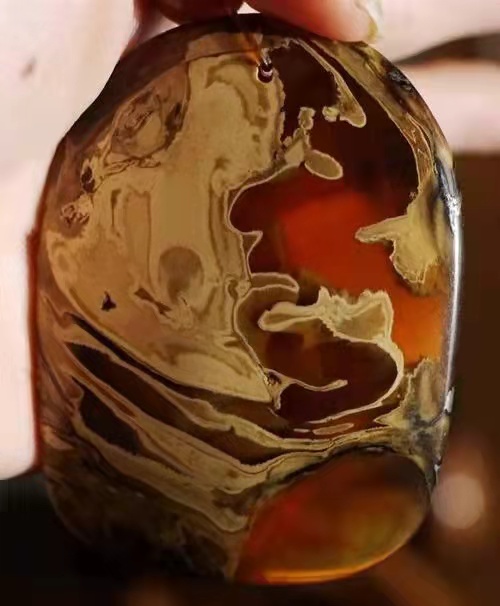 琥珀蜜蜡|什么人不适合戴琥珀蜜蜡，这种人不能戴琥珀蜜蜡！