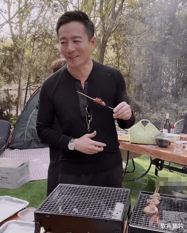 大S|汪小菲走出大S伤痛，开开心心跟朋友们一起烧烤，理寸头非常帅气