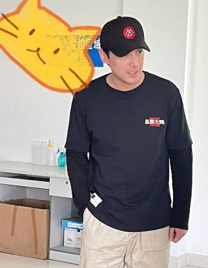 胡歌|胡歌考驾照被偶遇,与粉丝合影无明星架子,自爆考了98分心情好