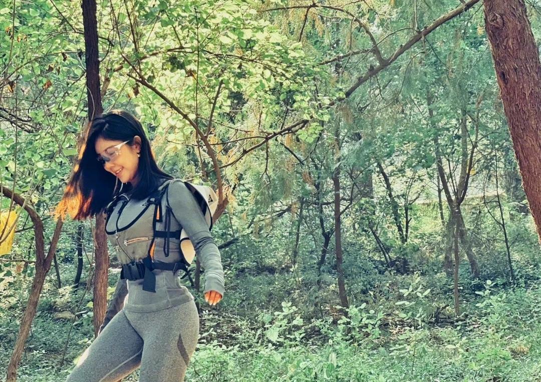 赵奕欢|宅男女神赵奕欢晒游玩照，紧身瑜伽裤包裹妙曼身姿，好身材挡不住