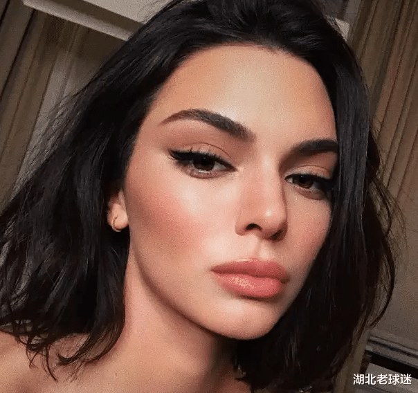 肯达尔·詹娜|肯达尔素颜照流出！嘴唇一片白，大小眼明显，布克快认不出了