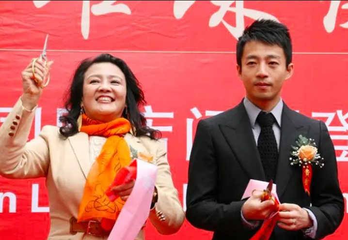 汪小菲|渔翁得利！汪小菲妈妈带货用绿茶、卤蛋等标签，一晚销售2500万