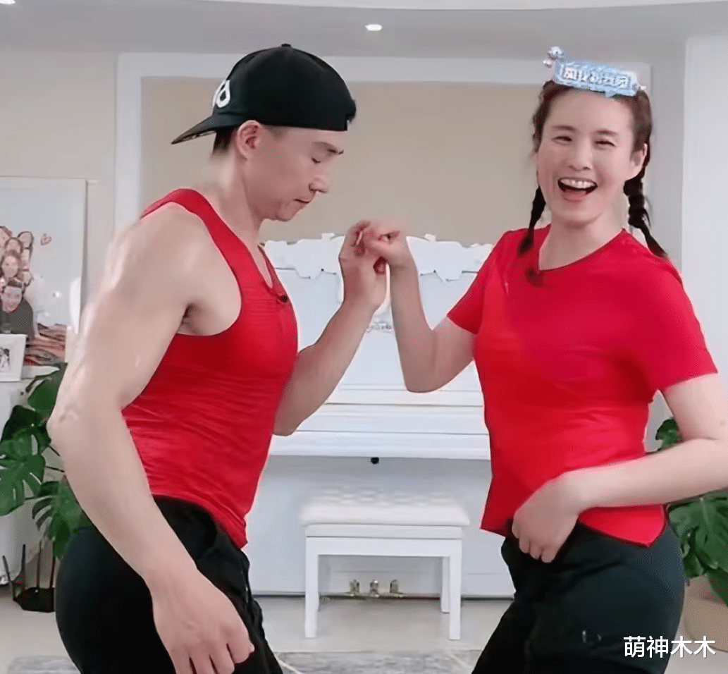 刘畊宏|超好笑!刘畊宏直播因胸肌太大被误判禁播,无奈穿羽绒服画面搞笑