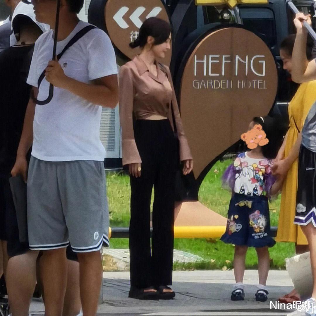 秦岚|秦岚拍戏现场,穿高腰裤1米7大长腿实力抢镜,助理跟随超有明星范