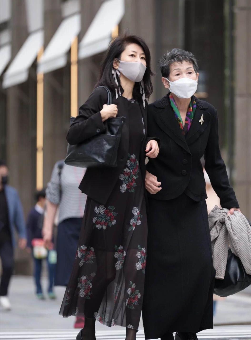 穿衣搭配 日本大龄女性是真会穿，不花里胡哨故意装嫩，气质素雅又大方