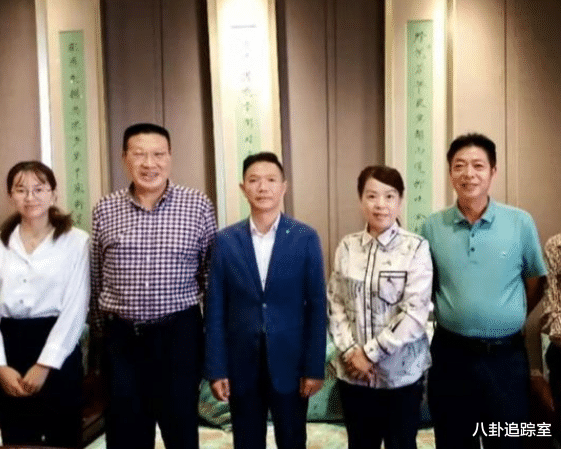 转笔|民转刑有望？李圣再现直播间，转笔动作暗示结果，网友：老杜慌了