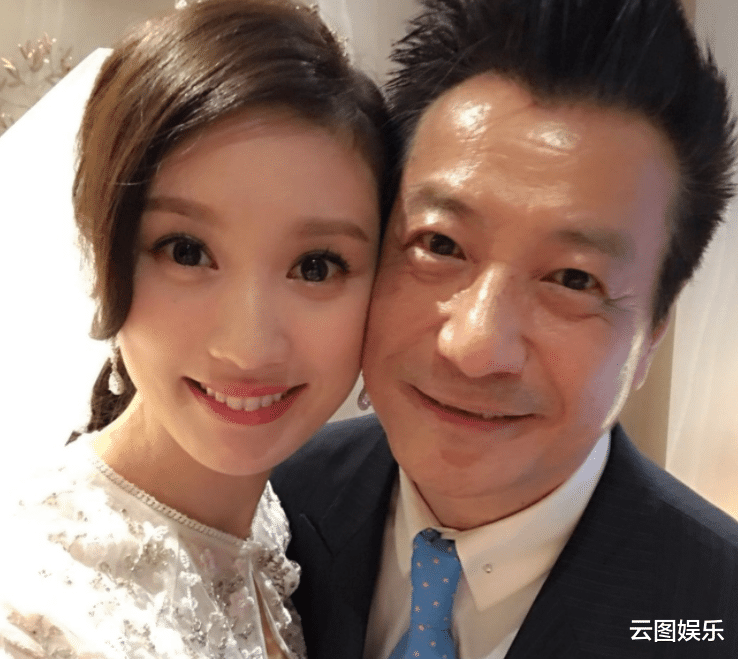 石修|石修儿媳晒泳池靓照！怀孕4个月四肢仍纤细，素颜皮肤白到发光