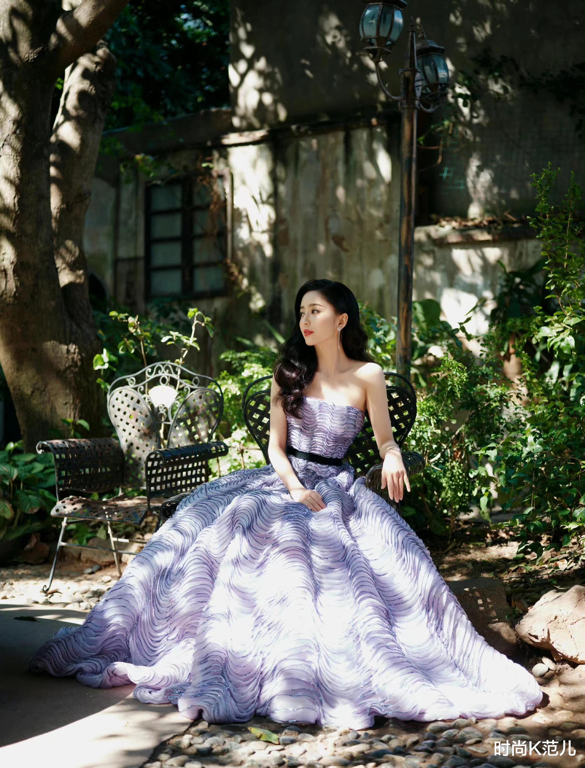 佟丽娅|佟丽娅红毯新造型美出圈，穿一身紫色波纹长裙，气质很出众！