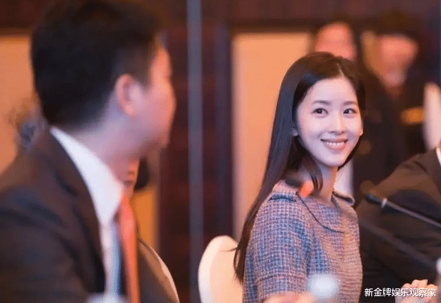 章泽天|网友偶遇章泽天一家度假,女神光脚拎包陪孩子,一看就是带娃老手