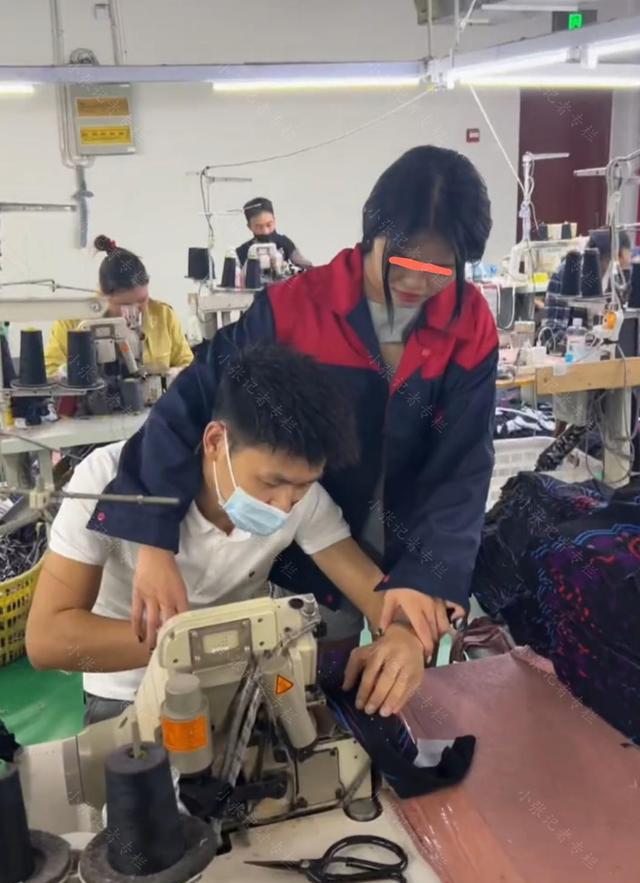 工厂内,一女子教男子使用缝纫机遭拒,网友:放开他,冲我来