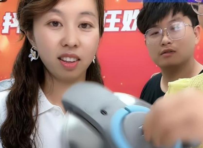 直播带货|田静周末开直播带货，被挑拨说是在抢自家兄弟流量，实在小人之心