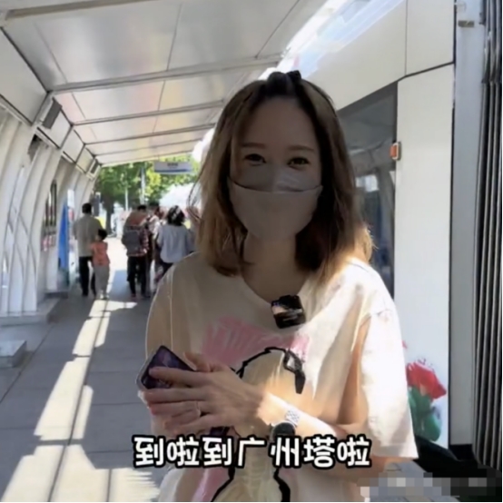 邝文珣|46岁老牌港星定居广州！皮肤滑嫩似少女，坐电车打卡广州塔很开心