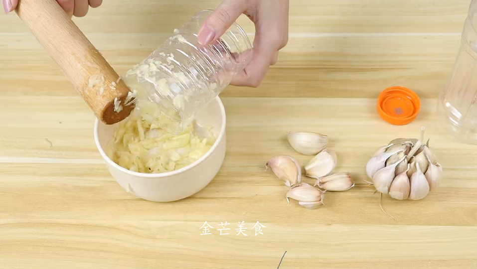 擀面杖上套一个塑料瓶，放在厨房真实用，家里人抢着用，快来看看