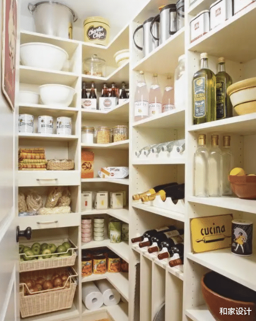 比起定制柜子,不如找个合适的地方做储藏室,整理更方便