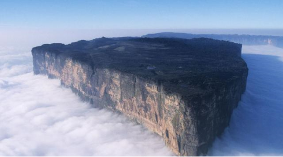 马山|云中仙境：《失落的世界》原型，山顶竟是一片平地，布满水晶