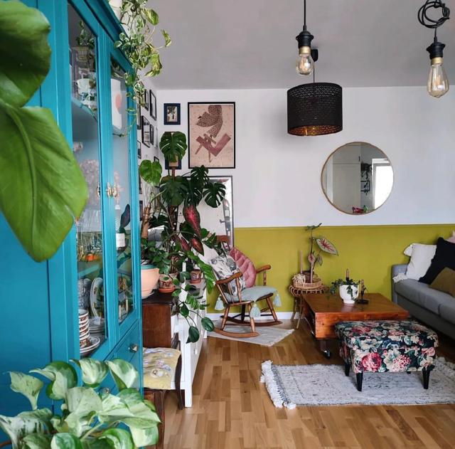 波兰女主太敢了,挂饰装满一面墙,不奢华但温馨,家居氛围超棒