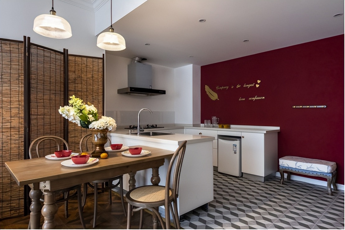 重庆90后创意业主库房改民宿,60㎡空间多彩又缤纷,看完超想住!