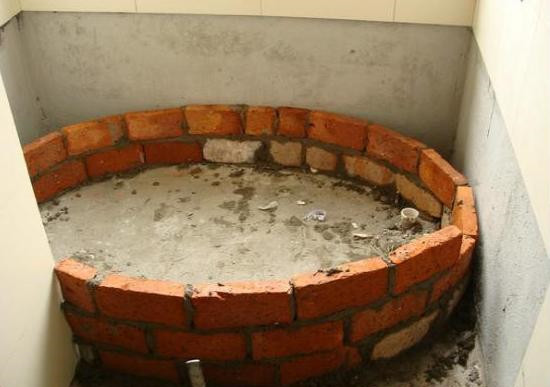 巴掌大的卫生间,请老师傅砌了个浴缸,发到业主群被赞爆了!