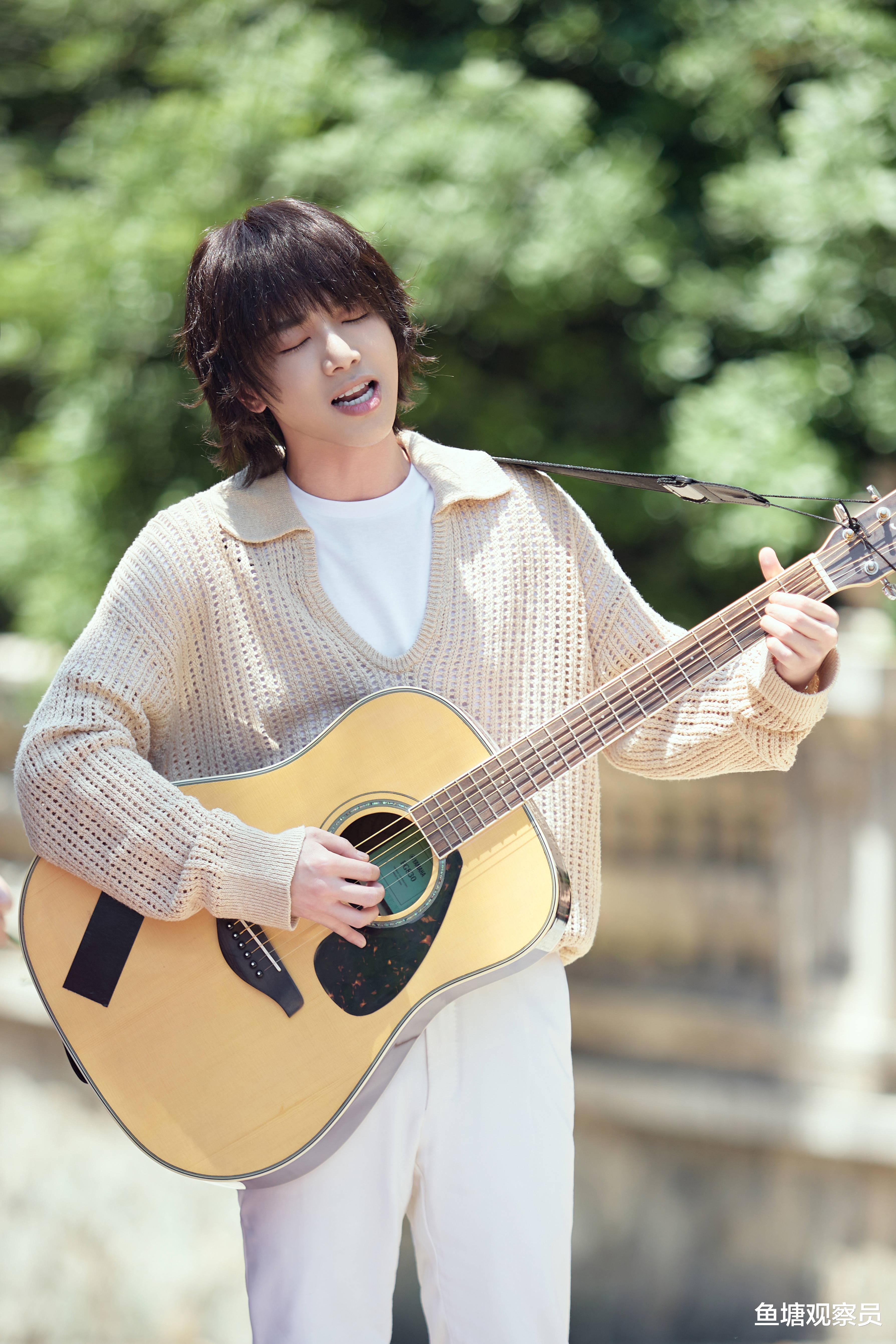 华晨宇|萌探探探案歌王华晨宇独特氛围感:喧哗片场用音乐构筑温柔世界