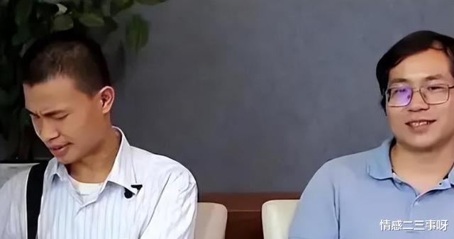 杭州 北大韦东奕换“光头发型”,看上去精神多了,女生抢着与他合照