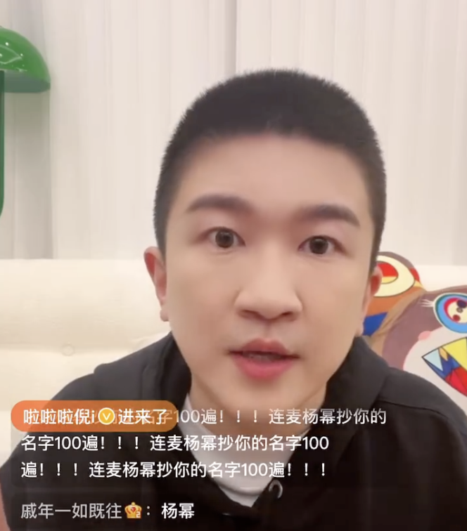 杨幂|杨幂与张大大游什刹海，戴蓝色假发未被认出，两人挽手依偎不避嫌