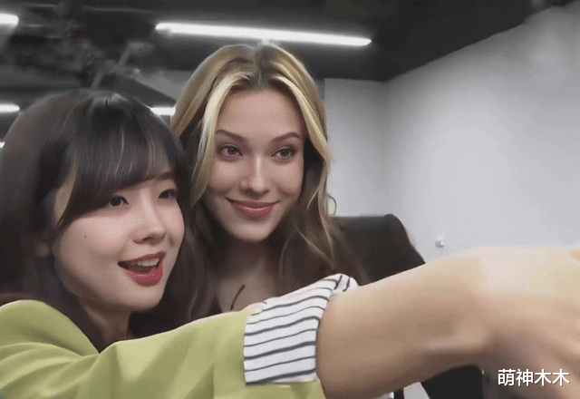 王冰冰|谷爱凌气场太强!身穿西装精英感拉满,王冰冰跟其同框秒变小妹妹