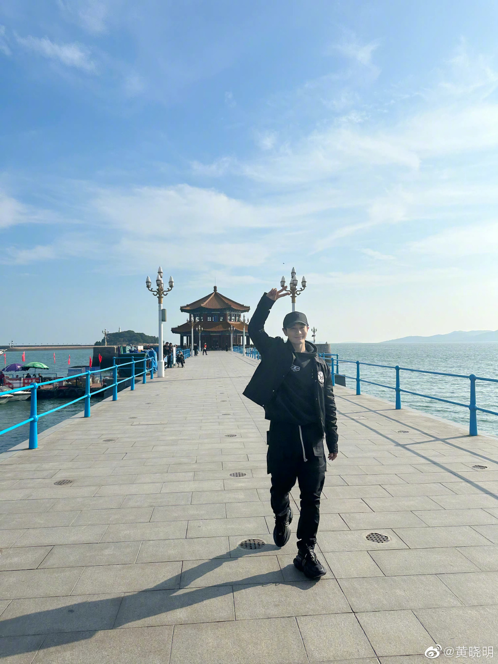 |黄晓明与新欢露营？享受烛光晚餐氛围满分，路透照有气质又高又白