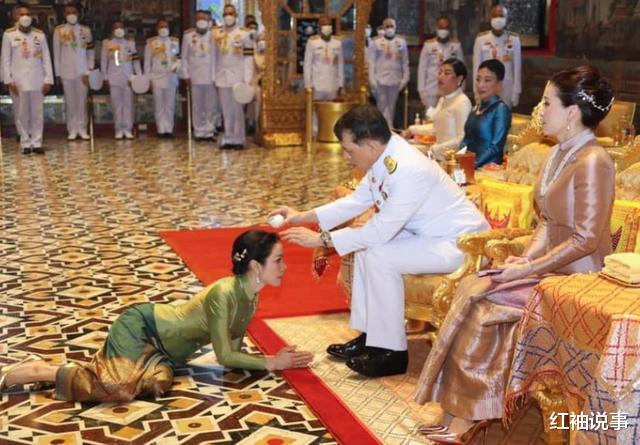 诗妮娜|37岁诗妮娜终于冒头，晒出金灿灿的结婚照，盼望泰王念昔日旧情