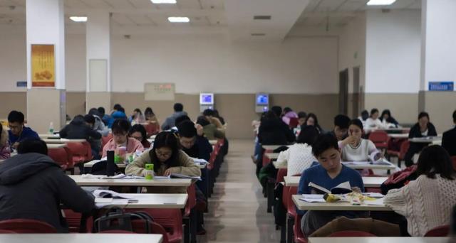 一个月2500还不够花？大学生申请再加500元生活费，家长发文吐槽